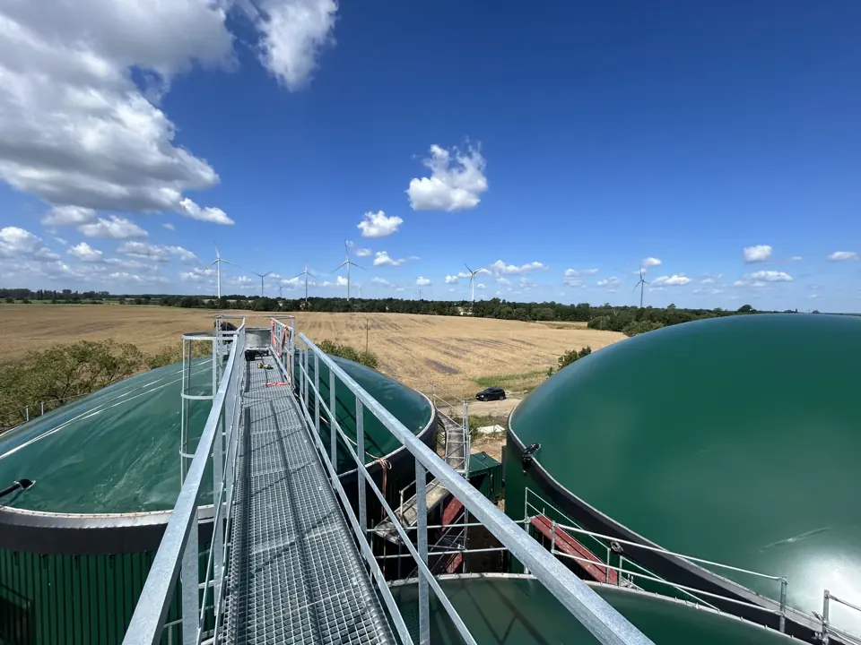 Widok z pomostu na dwa zbiorniki biogazowni