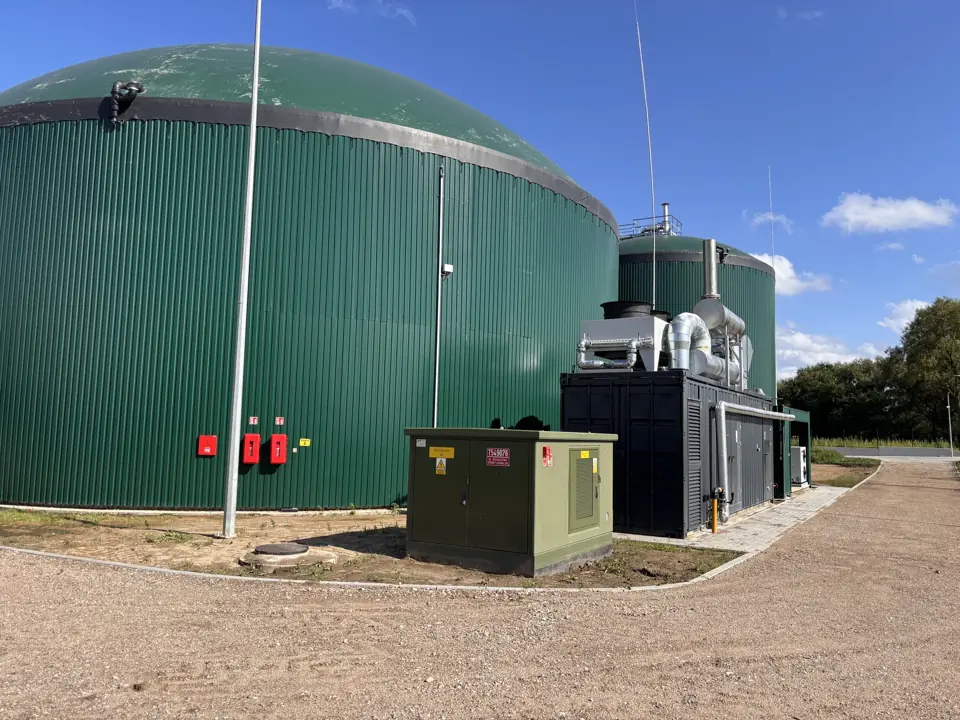 Zielony zbiornik z instalacjami przy biogazowni